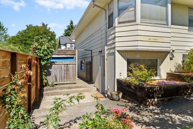 Building Photo - 5529 S 149th St