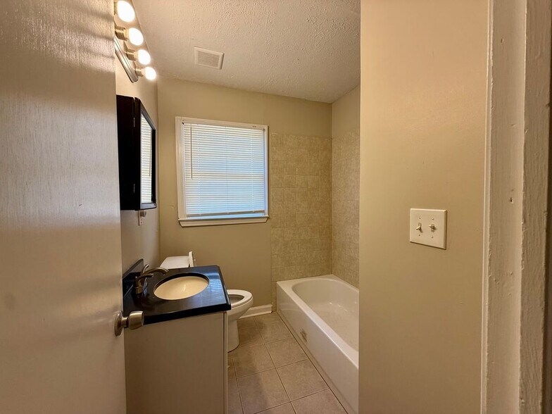 Building Photo - 2913 Horse Shoe Dr