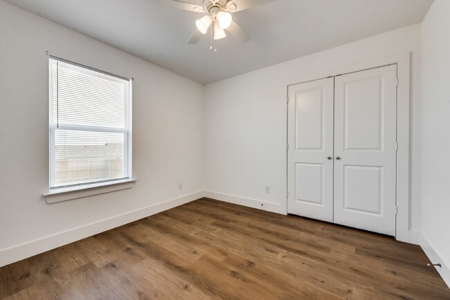 Building Photo - "Spacious 3-Bedroom Duplex with 2 Full Bat...