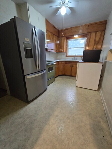 Building Photo - 105 W Willman St