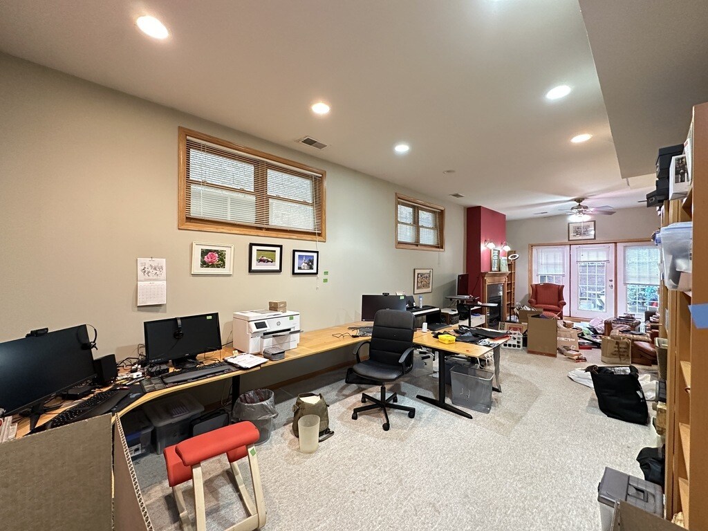 Building Photo - 934 W Leland Ave