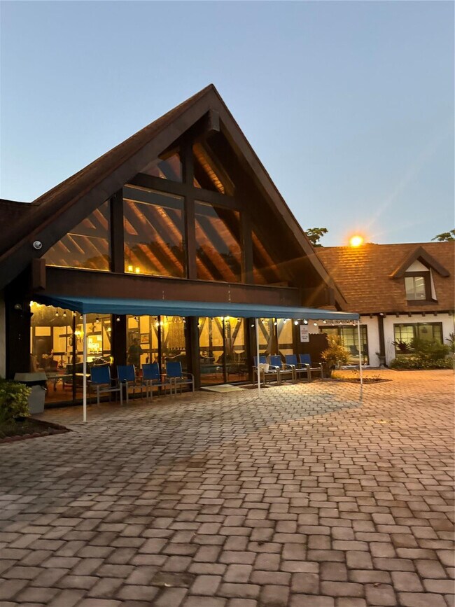 Building Photo - 3750 Inverrary Dr