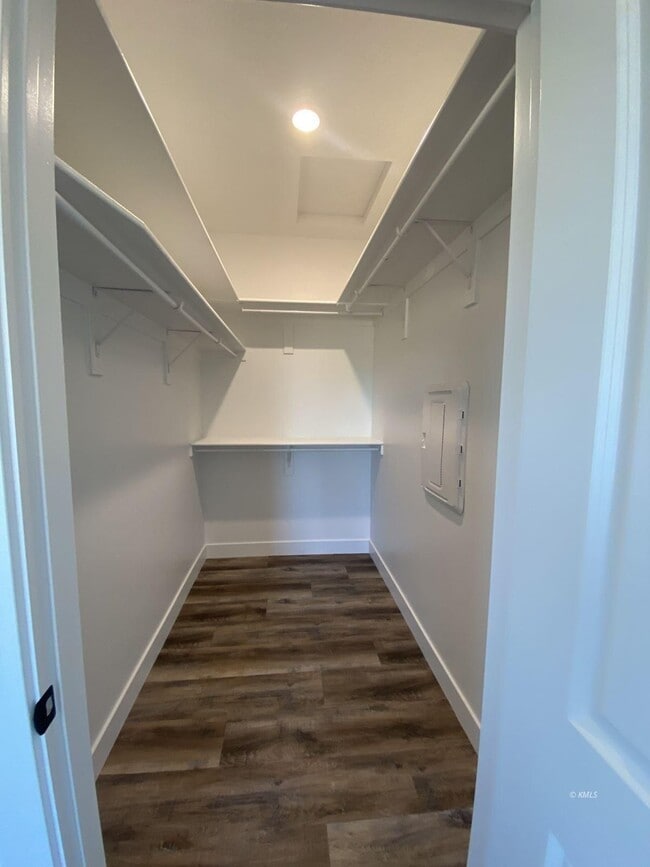 Building Photo - 742 W Vance Dr