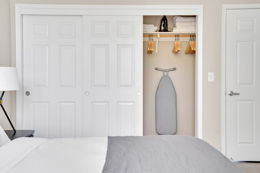 Building Photo - 1265 Lakeside Dr