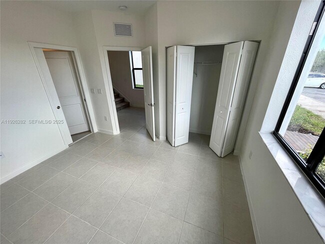 Building Photo - 20671 NE 7th Pl