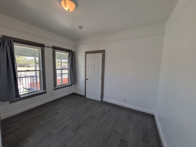 Building Photo - Bright & Clean 2 Bed | 1 Bath Home With a separate Den– 906 Sq. Ft. with Private Parking! Now Ava...