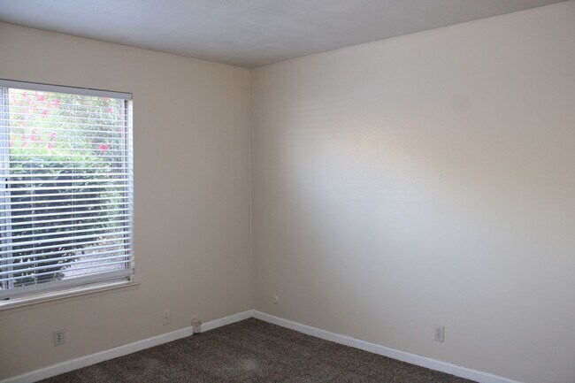 Building Photo - 2213 Roselake Ave