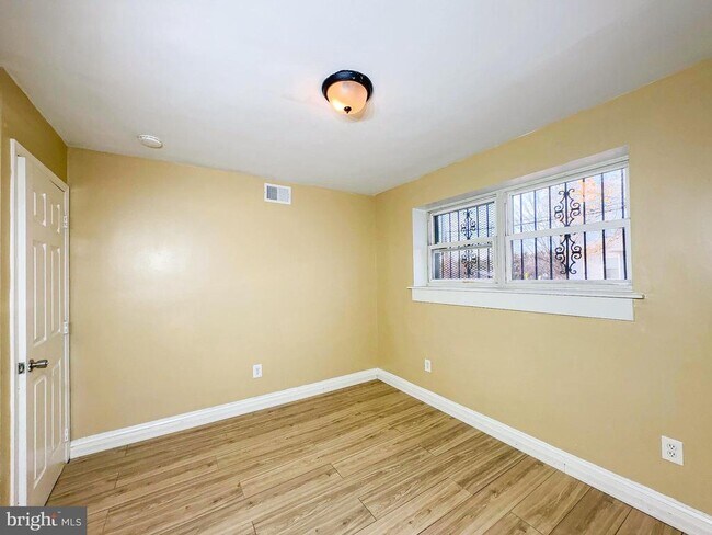 Building Photo - 4810 Quarles St NE