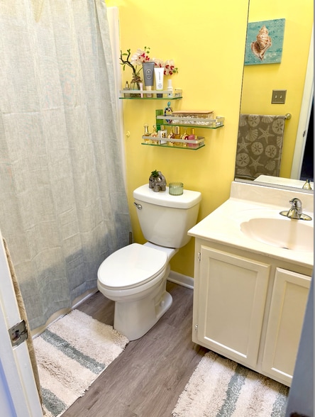 Building Photo - 421 Woodview Ln