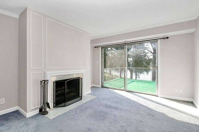 Building Photo - Spacious 2BR/2BA Condo in Prime South Charlotte Location!