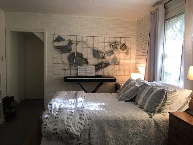 Building Photo - 1904 Holly Ave