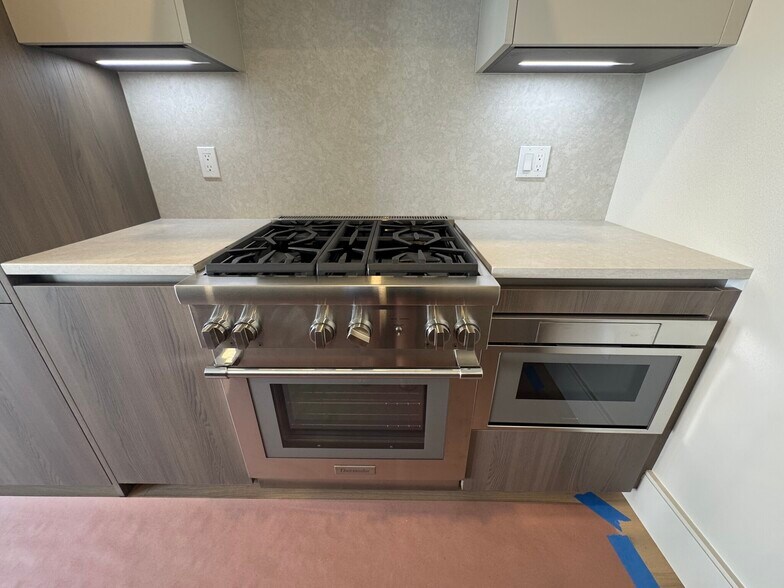 Building Photo - 300 Franklin St