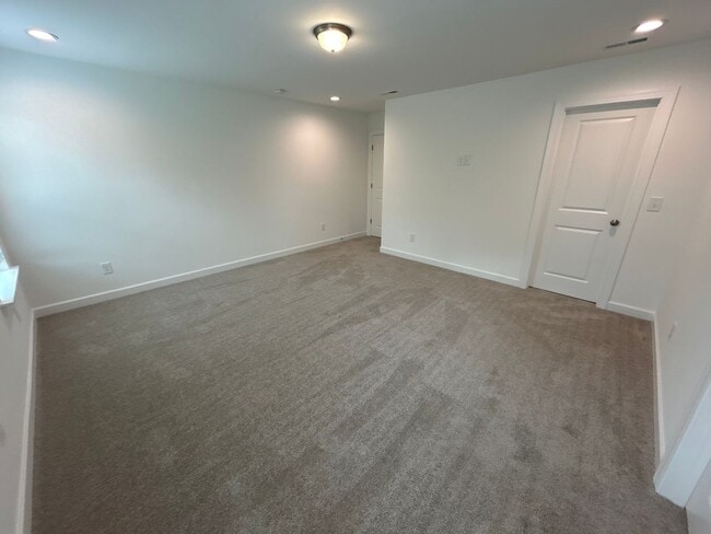 Building Photo - 6 Bedroom | 4 Bathroom New Construction Ga...