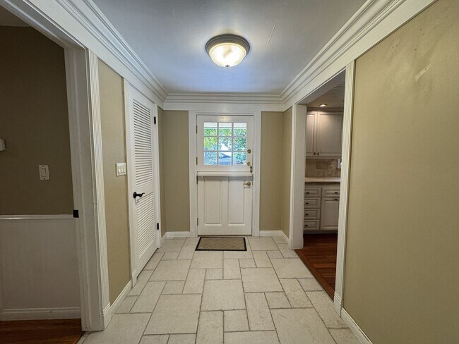 Building Photo - 1232 Longview Dr