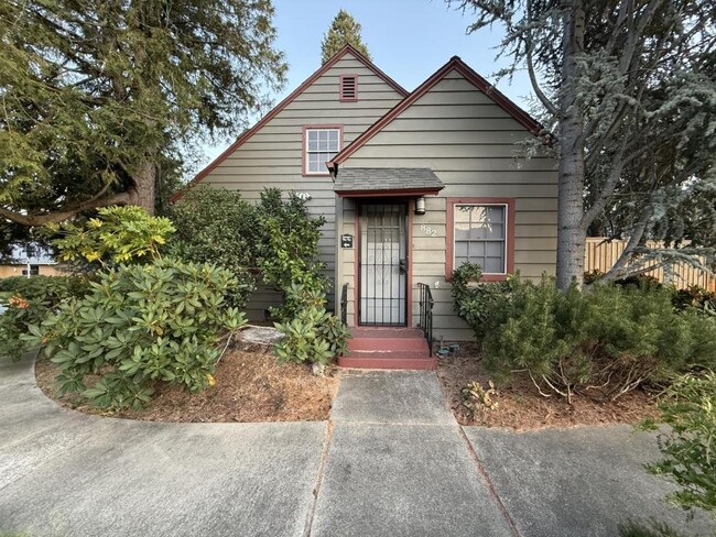 Building Photo - 882 NE 7th St