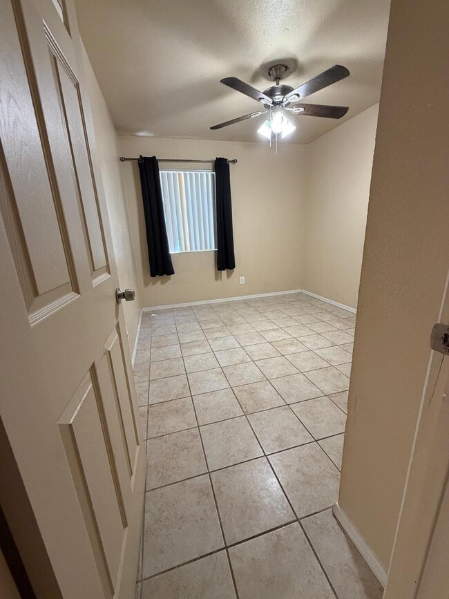 Building Photo - 1438 N Shill Dr