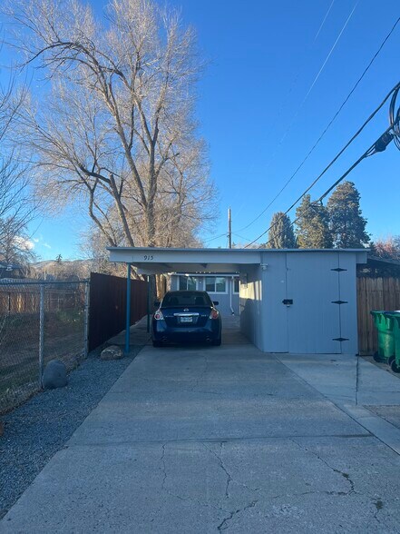 Building Photo - 915 University Ter