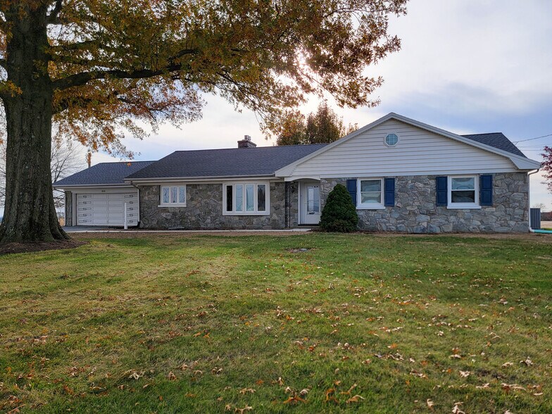 Building Photo - 502 W Newport Rd