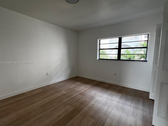 Building Photo - 324 W 74th Pl