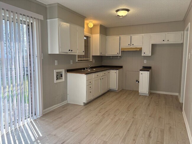 Building Photo - Updated 3 bedroom 1 Bath home - Open To Section 8