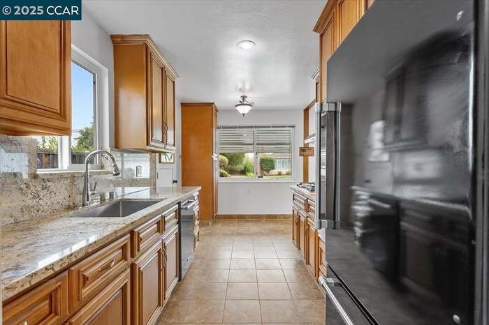 Building Photo - 987 Vía Bregani