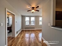 Building Photo - 818 W Diversey Pkwy