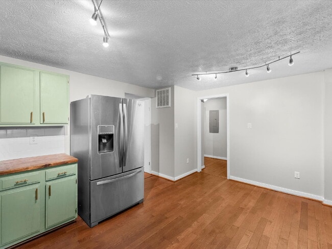 Building Photo - 3513 Castlebury Dr