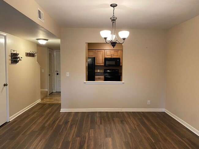 Building Photo - Large 2 Bed 2.5 Bath Apt in Green Hills - ...