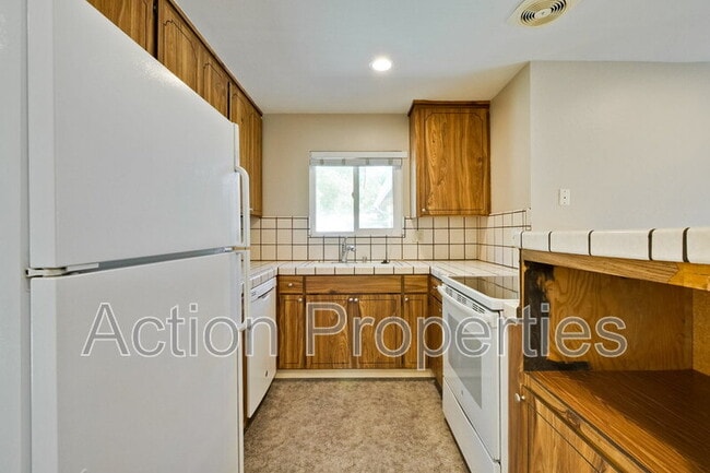 Building Photo - 1062 Kelly Dr
