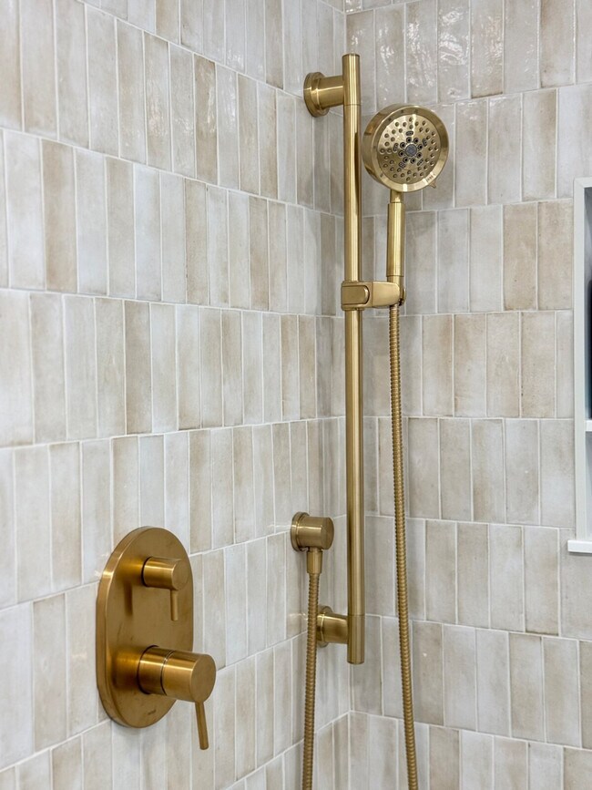 Building Photo - 240 Norgrove Ave