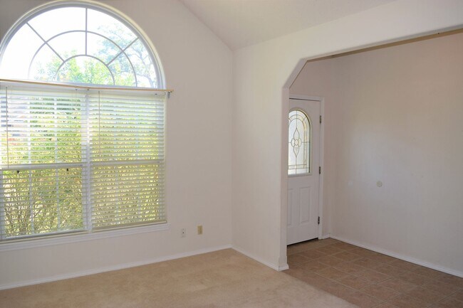 Building Photo - Beautiful 3 bedroom, 2 bathroom condo!
