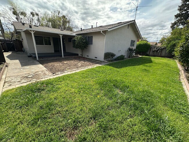 Building Photo - 1613 Carnation Ct