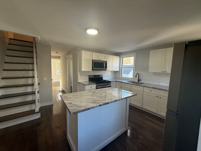 Building Photo - Newly Renovated Single Family in West Haven! Central A/C!