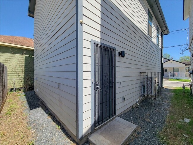 Building Photo - 1903 Mary St