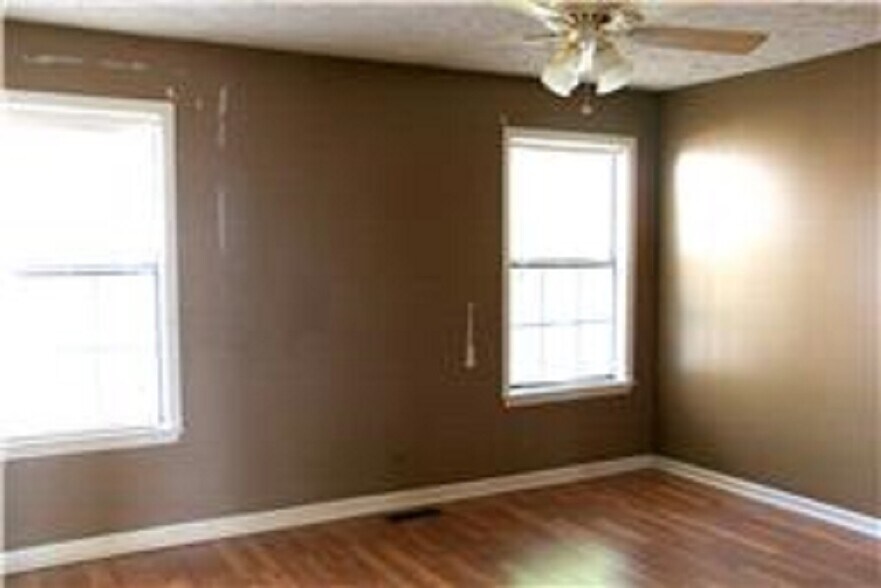 Building Photo - 472 Claircrest Dr