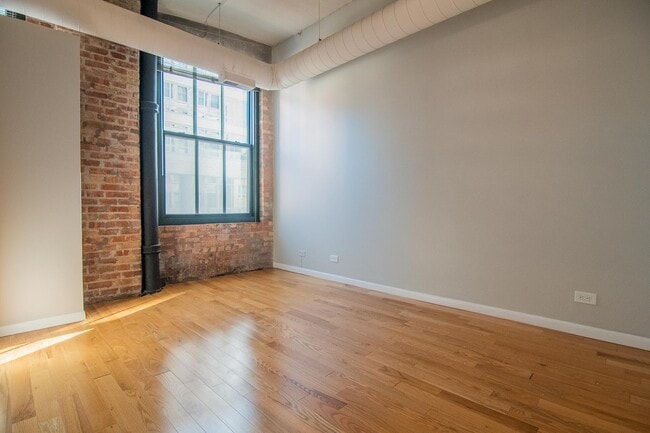Building Photo - 801 S Wells St