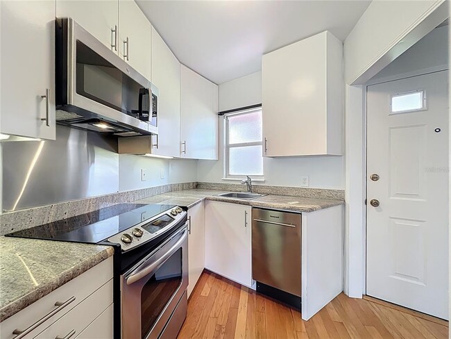 Building Photo - 640 N Park Ave