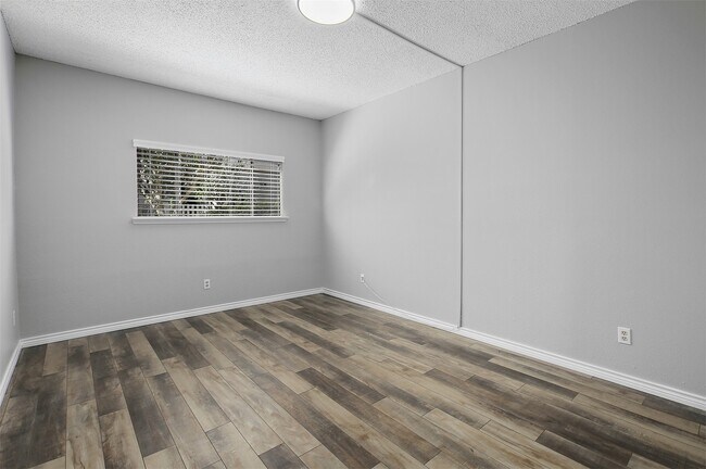 Building Photo - 7065 N Holiday Dr