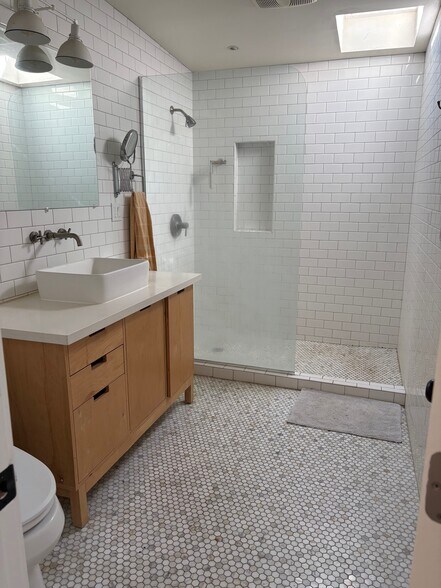 master bath - 607 S Beachwood Dr