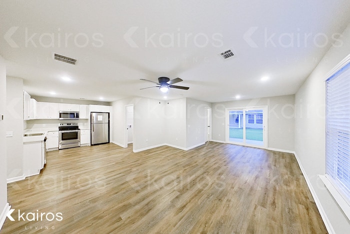 Building Photo - 10 Bungalow Cir