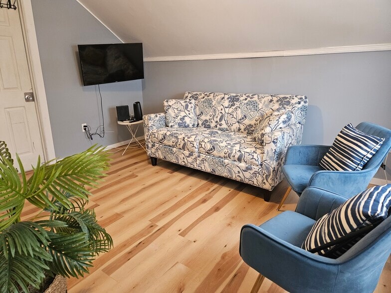 Building Photo - 6 4th Ave