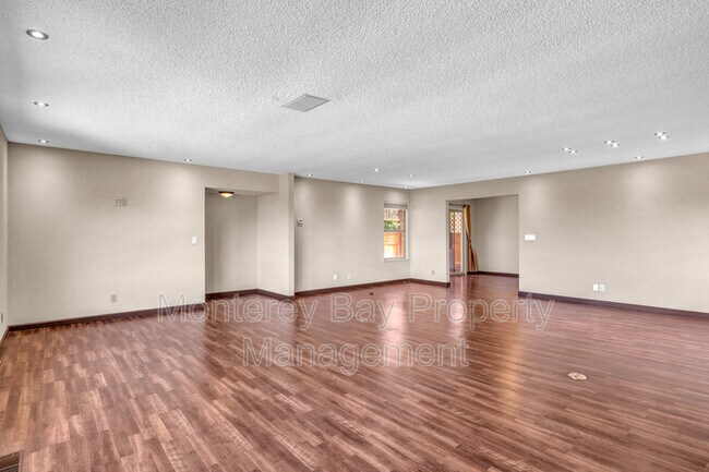 Building Photo - 1446 Skyview Dr