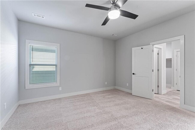 Building Photo - 913 NE Hts Ln