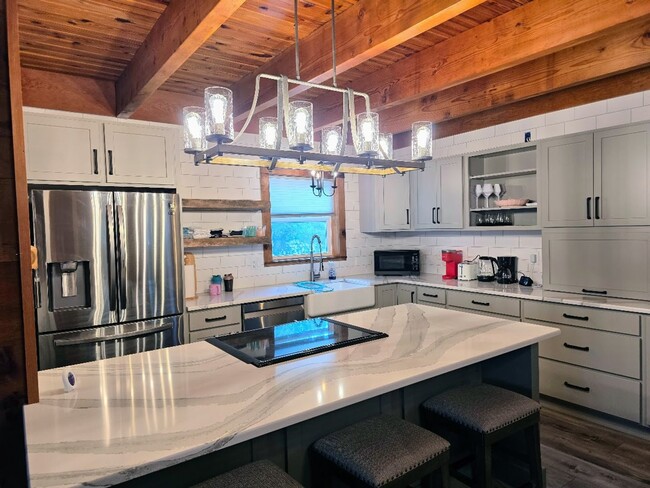 Building Photo - Cozy Coastal Retreat!