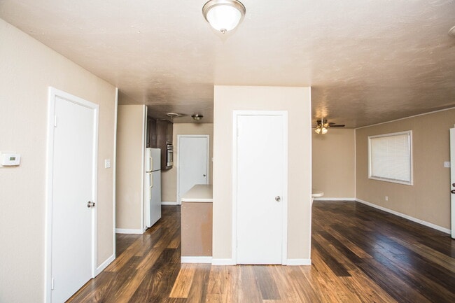Building Photo - Comfy 2 bed 1 bath home!
