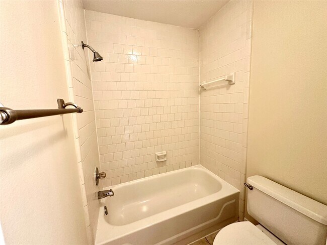 Building Photo - 3302 Richland Dr