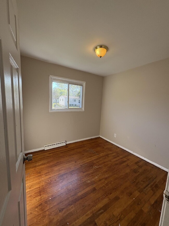Building Photo - "Charming 3-Bed Home Retreat in Saint Loui...