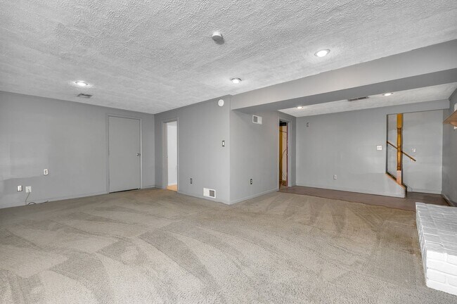Building Photo - Anderson - Updated and spacious 3 bed 2.5 ...