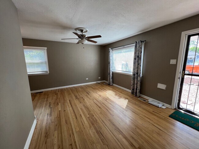 Building Photo - Cute East Denver Bungalow