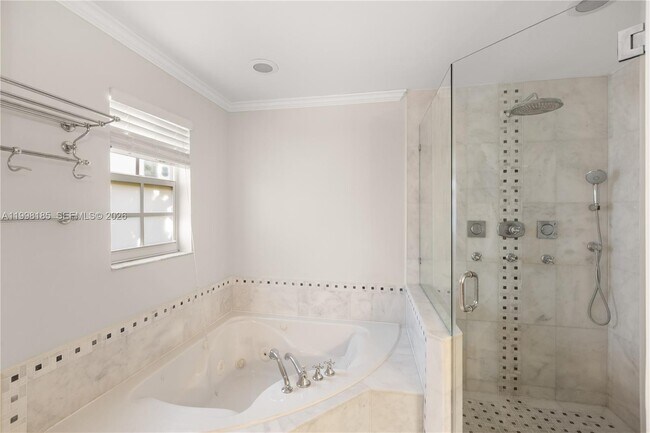 Building Photo - 1428 Medina Ave